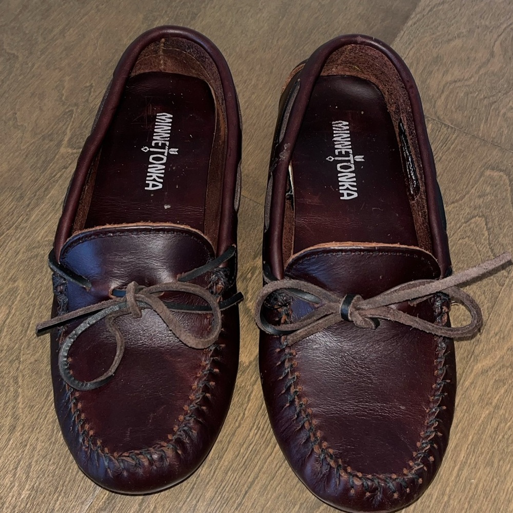 Minnetonka Women's 7.5 Classic Driver Moccasins in a Classic Dark Brown Leather